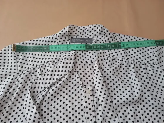 Camisa a lunares y lazo en el cuello. IMPECABLE Floresta