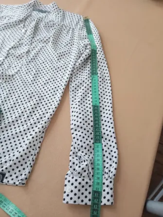 Camisa a lunares y lazo en el cuello. IMPECABLE Floresta