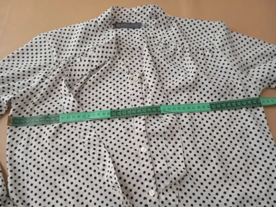 Camisa a lunares y lazo en el cuello. IMPECABLE Floresta