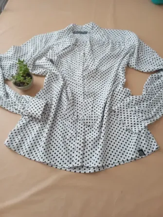 Camisa a lunares y lazo en el cuello. IMPECABLE Floresta