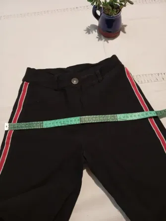 Pantalon elastizado con tira roja. IMPECABLE Floresta