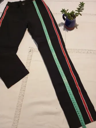 Pantalon elastizado con tira roja. IMPECABLE Floresta