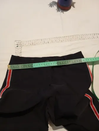 Pantalon elastizado con tira roja. IMPECABLE Floresta