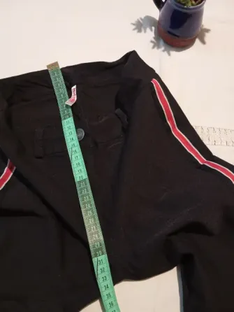 Pantalon elastizado con tira roja. IMPECABLE Floresta