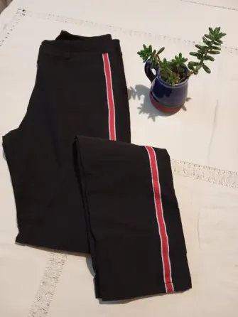 Pantalon elastizado con tira roja. IMPECABLE Floresta