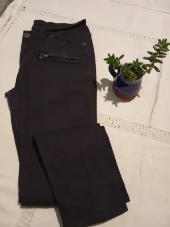 Pantalon de jean chupin elastizado, con falso bolsillo Floresta