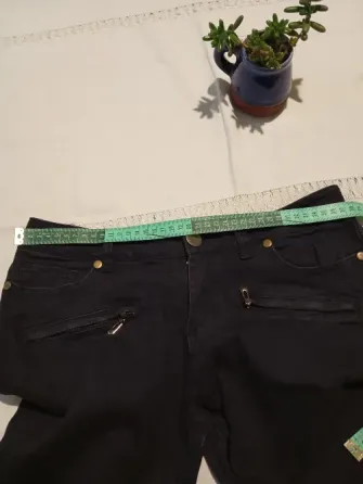 Pantalon de jean chupin elastizado, con falso bolsillo Floresta