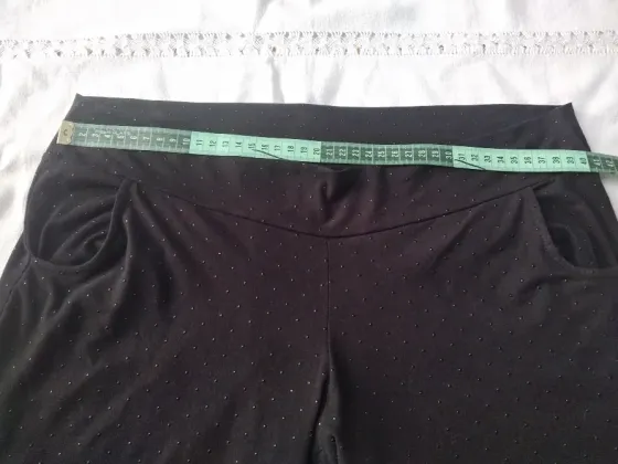 Pantalon palazzo, tipo calza, gamuzada con mini tachitas Floresta