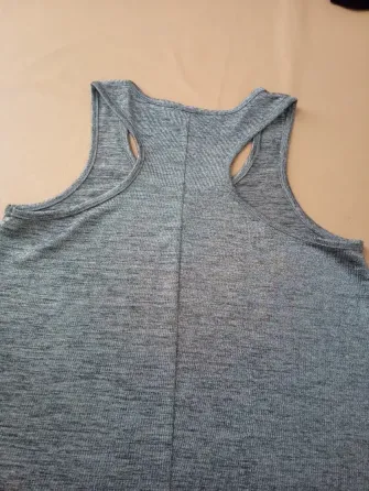 Musculosa espalda deportiva, brillosa. IMPECABLE Floresta