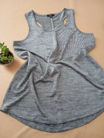 Musculosa espalda deportiva, brillosa. IMPECABLE Floresta