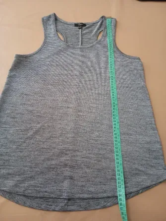 Musculosa espalda deportiva, brillosa. IMPECABLE Floresta