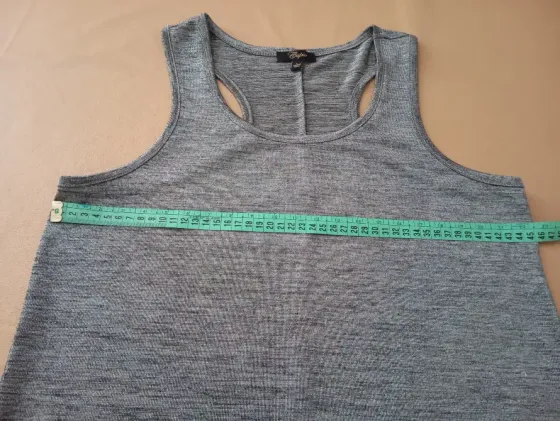 Musculosa espalda deportiva, brillosa. IMPECABLE Floresta