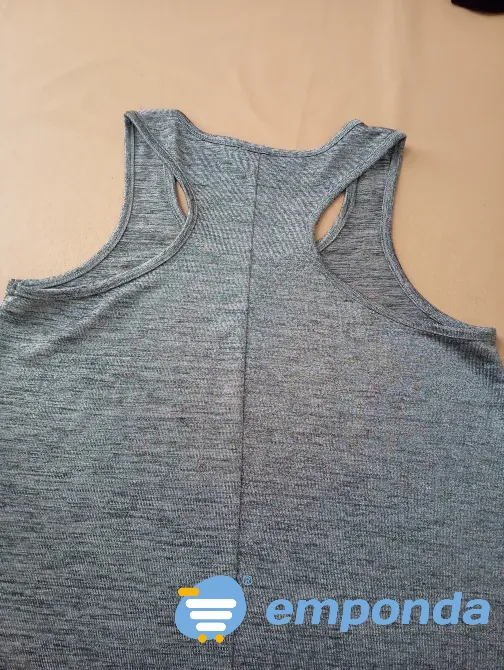 Musculosa espalda deportiva, brillosa. IMPECABLE Floresta - imagen 4