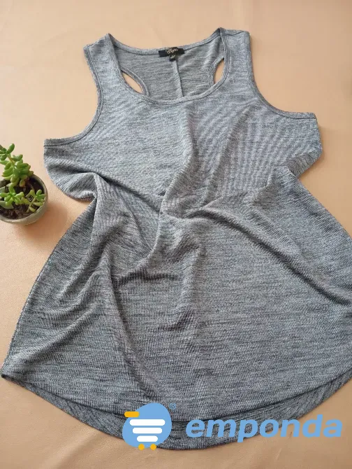 Musculosa espalda deportiva, brillosa. IMPECABLE Floresta - imagen 3