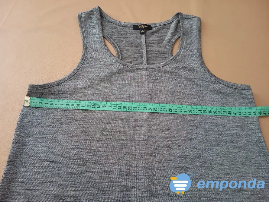 Musculosa espalda deportiva, brillosa. IMPECABLE Floresta - imagen 2