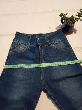 Pantalon, jean elastizado tiro alto y cintura ancha Floresta