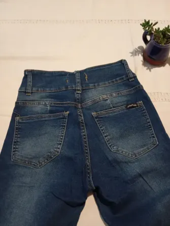 Pantalon, jean elastizado tiro alto y cintura ancha Floresta