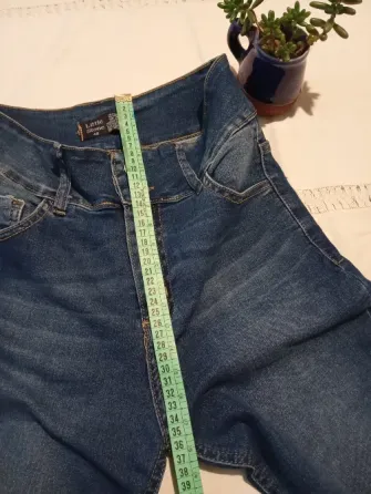 Pantalon, jean elastizado tiro alto y cintura ancha Floresta