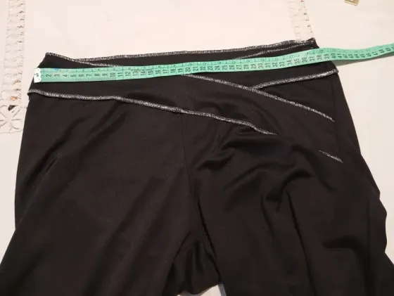 Pantalon tipo calza, recta, detalle de cintura cruzada Floresta