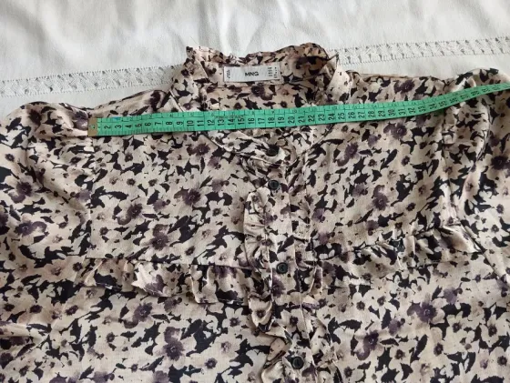 Camisa, blusa con volado y cuello mao, hermosa. IMPECABLE Floresta