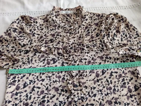 Camisa, blusa con volado y cuello mao, hermosa. IMPECABLE Floresta