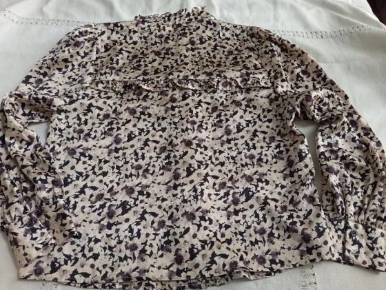 Camisa, blusa con volado y cuello mao, hermosa. IMPECABLE Floresta