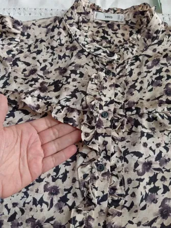 Camisa, blusa con volado y cuello mao, hermosa. IMPECABLE Floresta