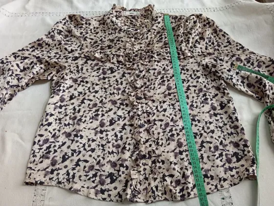 Camisa, blusa con volado y cuello mao, hermosa. IMPECABLE Floresta