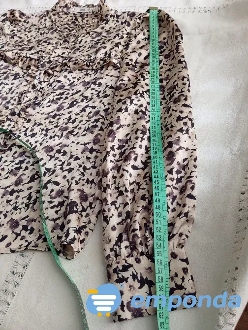 Camisa, blusa con volado y cuello mao, hermosa. IMPECABLE Floresta - imagen 5