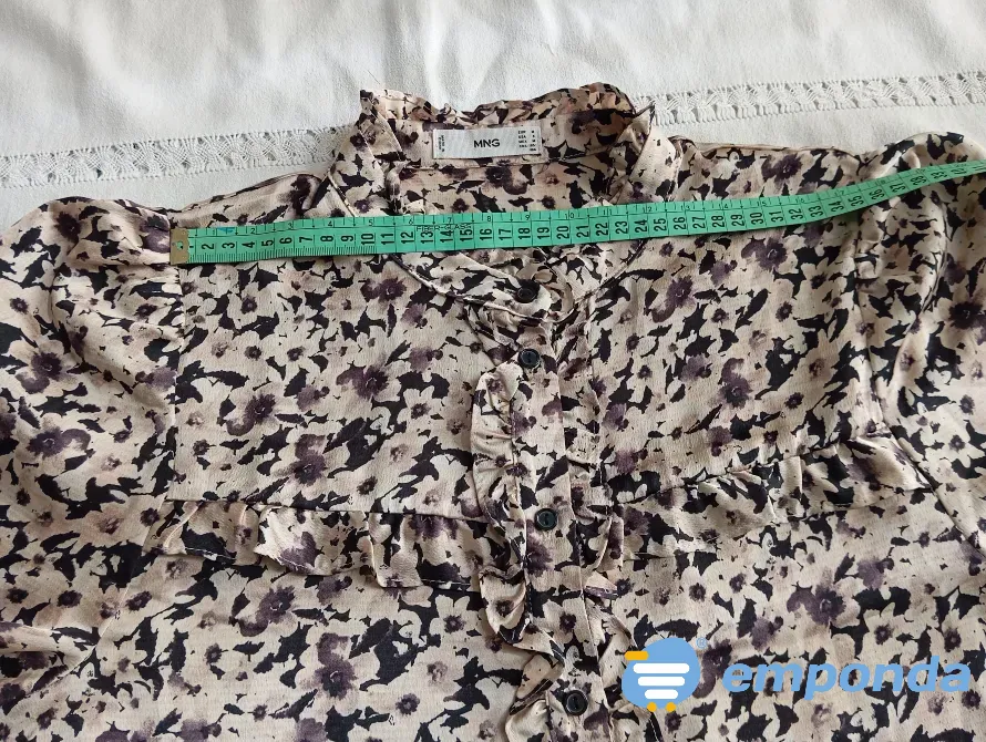 Camisa, blusa con volado y cuello mao, hermosa. IMPECABLE Floresta - imagen 3