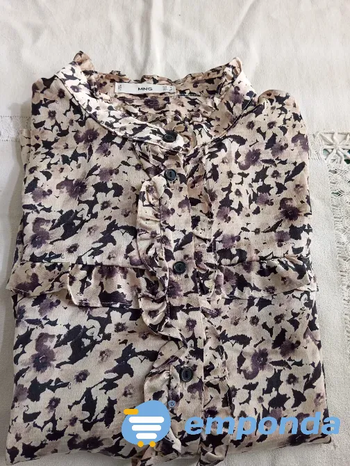 Camisa, blusa con volado y cuello mao, hermosa. IMPECABLE Floresta - imagen 7