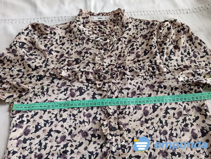 Camisa, blusa con volado y cuello mao, hermosa. IMPECABLE Floresta - imagen 2