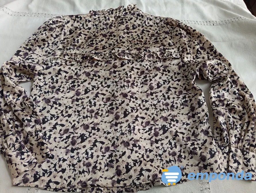 Camisa, blusa con volado y cuello mao, hermosa. IMPECABLE Floresta - imagen 6