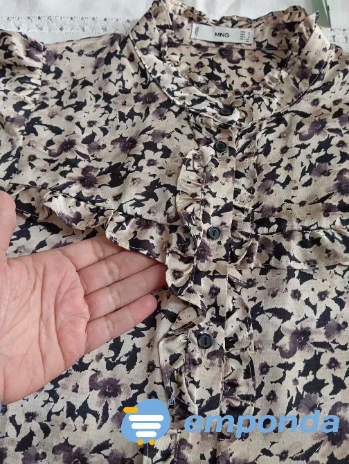 Camisa, blusa con volado y cuello mao, hermosa. IMPECABLE Floresta - imagen 4