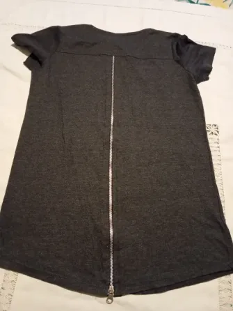 Remera larga, diseño calabera con cierre en espalda Floresta