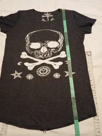 Remera larga, diseño calabera con cierre en espalda Floresta