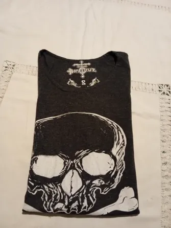 Remera larga, diseño calabera con cierre en espalda Floresta