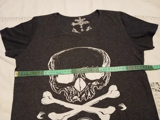 Remera larga, diseño calabera con cierre en espalda Floresta