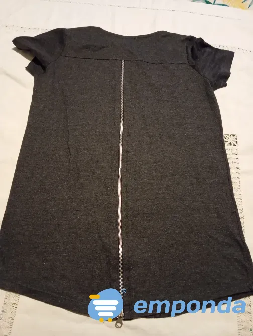 Remera larga, diseño calabera con cierre en espalda Floresta - imagen 3