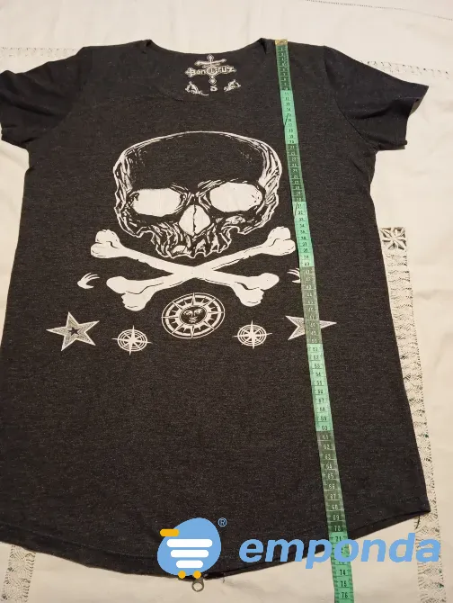 Remera larga, diseño calabera con cierre en espalda Floresta - imagen 1