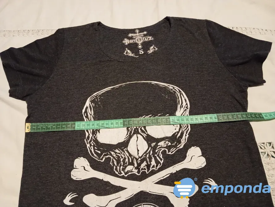 Remera larga, diseño calabera con cierre en espalda Floresta - imagen 2