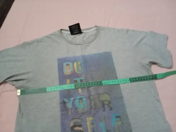 Remera a la cintura, con estampa. IMPECABLE Floresta