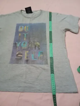 Remera a la cintura, con estampa. IMPECABLE Floresta