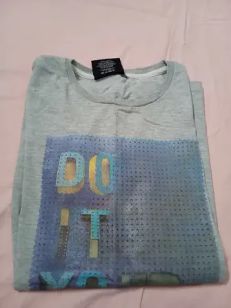 Remera a la cintura, con estampa. IMPECABLE Floresta