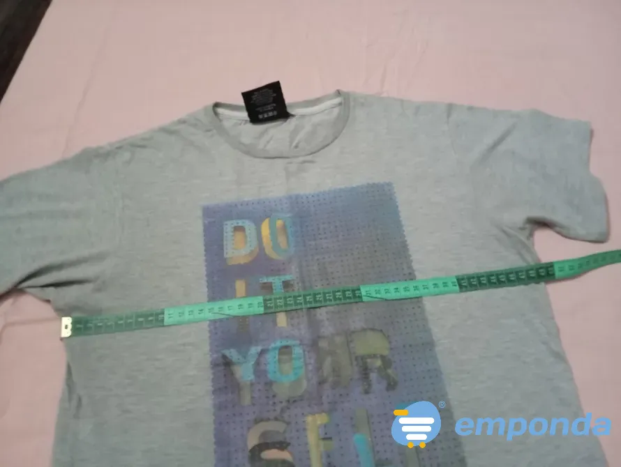 Remera a la cintura, con estampa. IMPECABLE Floresta - imagen 2