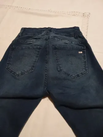 Pantalon, jean semi elastizado. Tiro medio. IMPECABLE Floresta