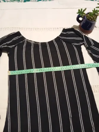 Vestido al cuerpo, manga acampanada. IMPECABLE Floresta