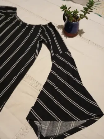 Vestido al cuerpo, manga acampanada. IMPECABLE Floresta