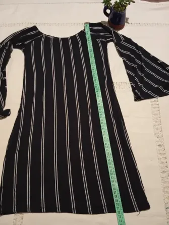 Vestido al cuerpo, manga acampanada. IMPECABLE Floresta