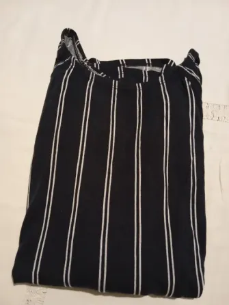 Vestido al cuerpo, manga acampanada. IMPECABLE Floresta